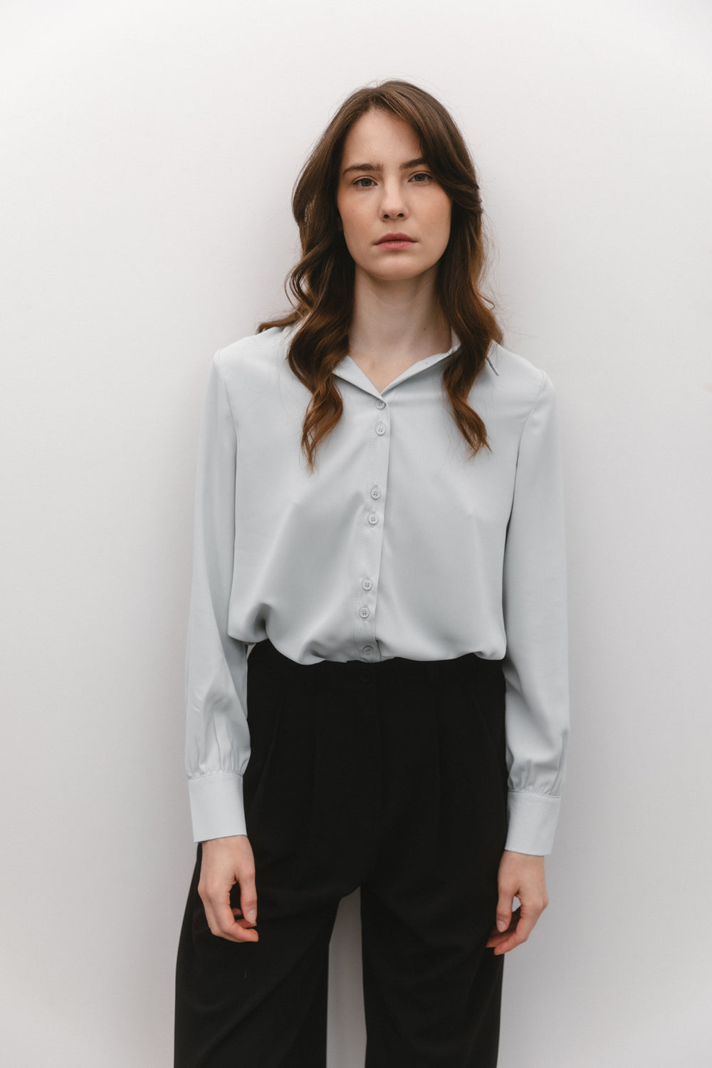 Hellgraue Button-Down-Bluse