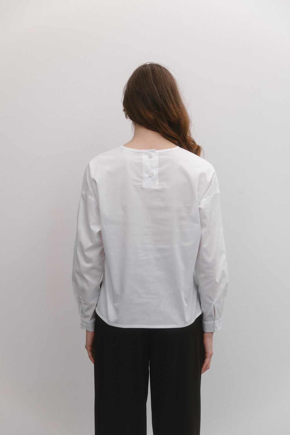 Camisa blanca de ajuste holgado