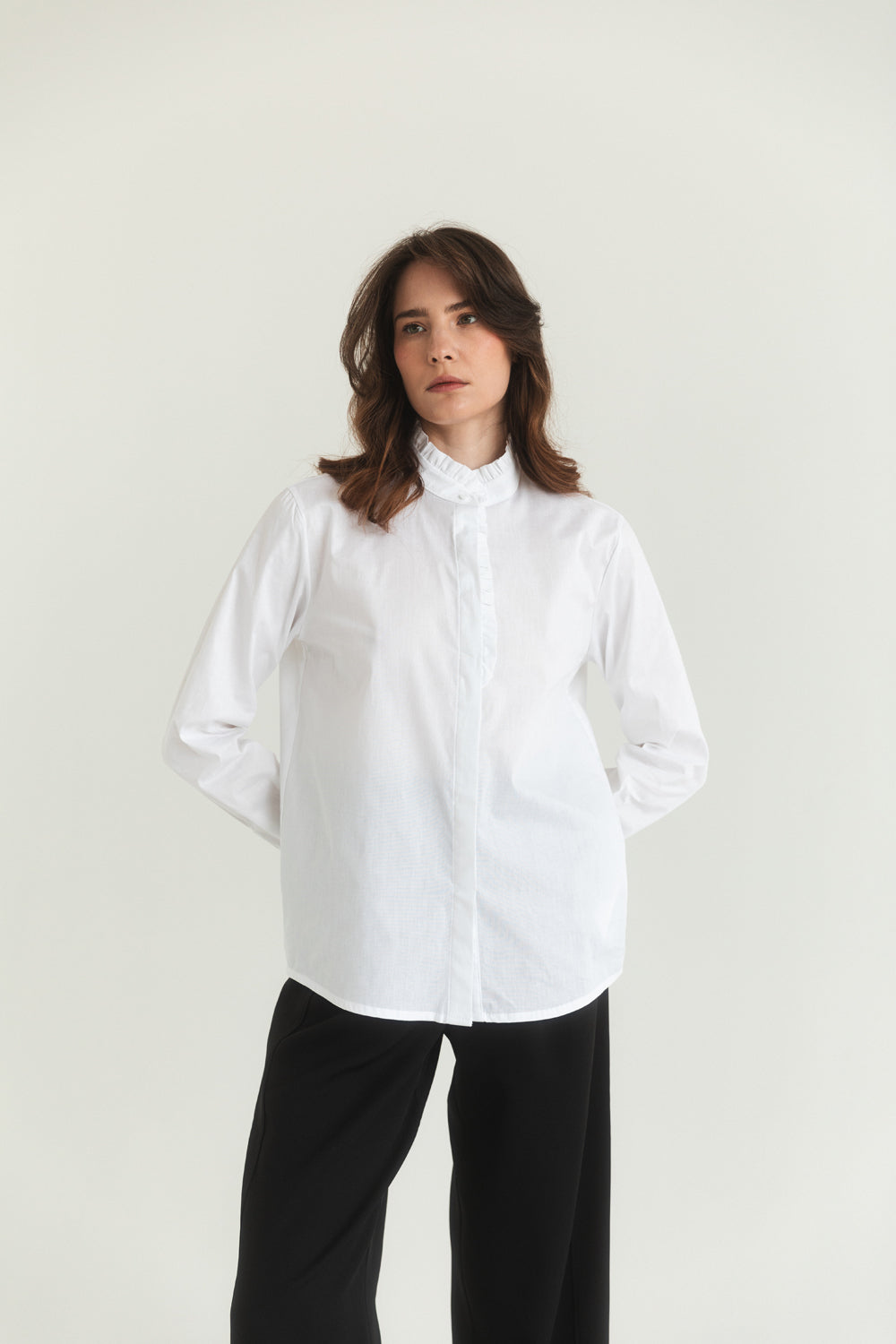 Camisa blanca con cuello alto