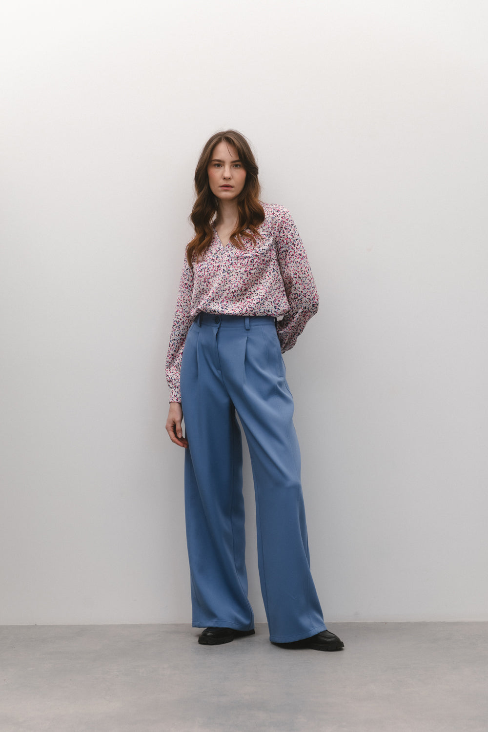 Pantalon coupe droite en gris-bleu