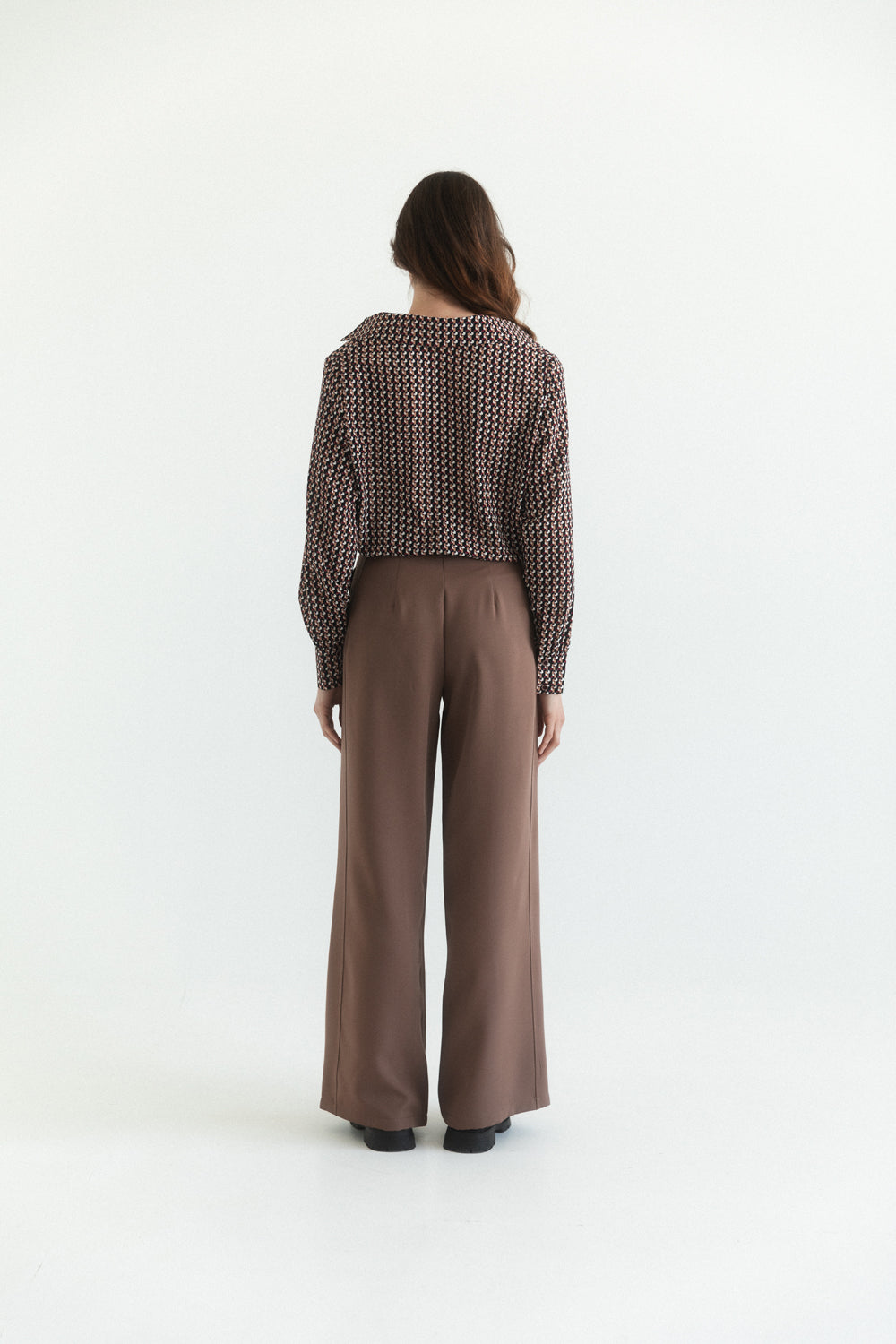 Straight fit trousers in mocha color