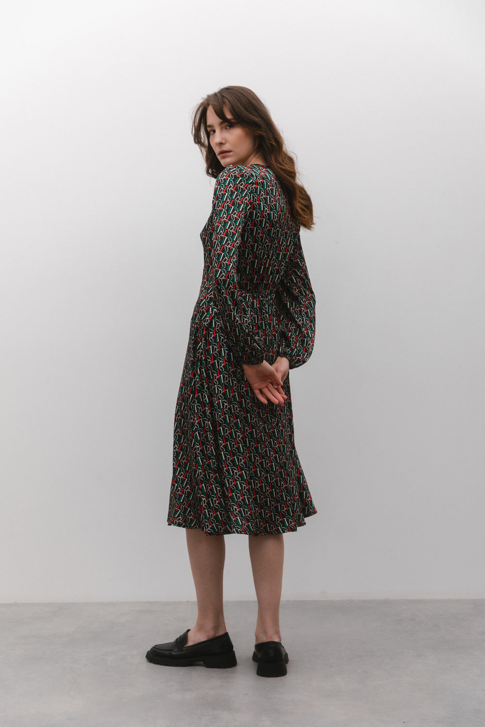 Semi-fitted midi dress with long sleeves