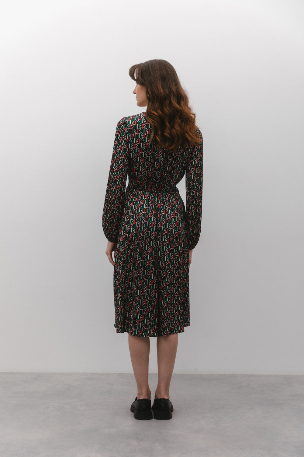 Semi-fitted midi dress with long sleeves