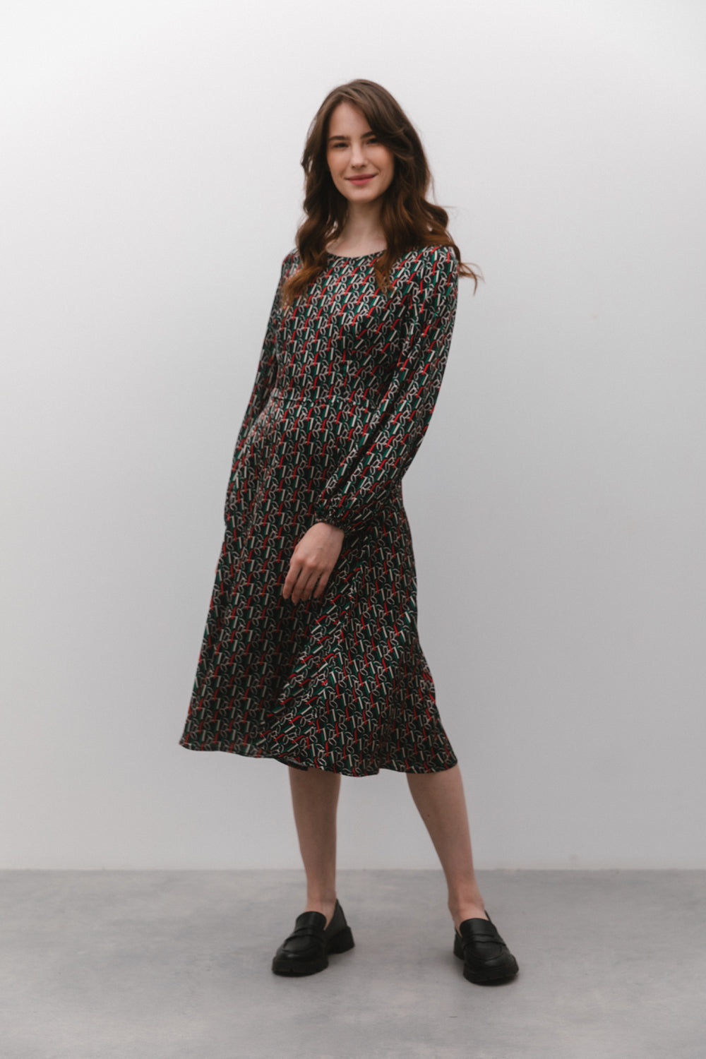 Semi-fitted midi dress with long sleeves