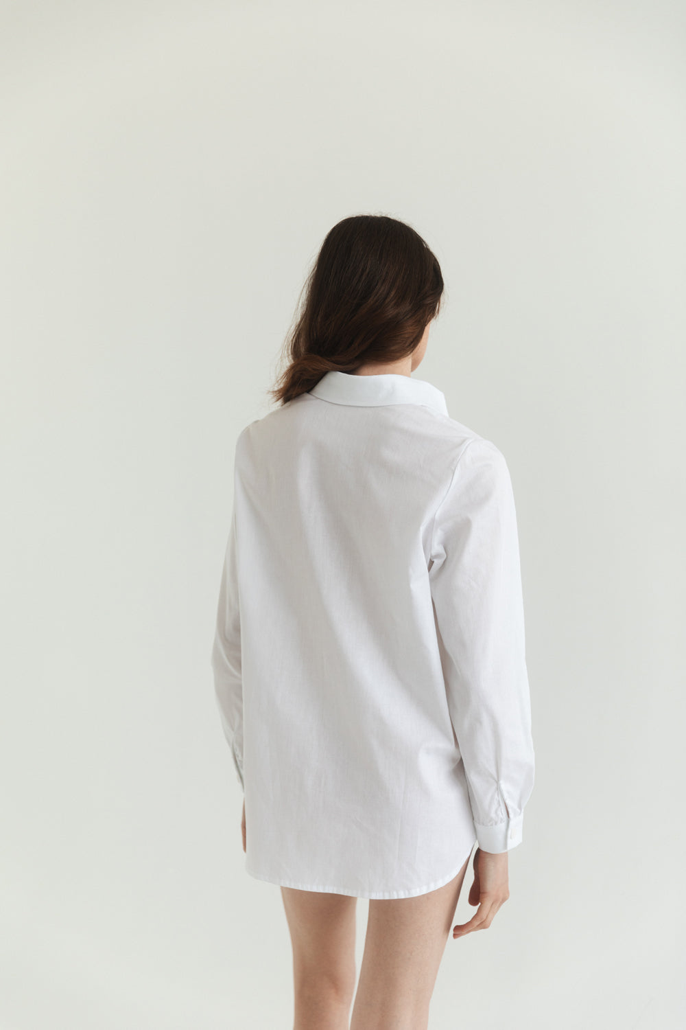 Camicia di cotone bianco con bottoni funzionali sui lati