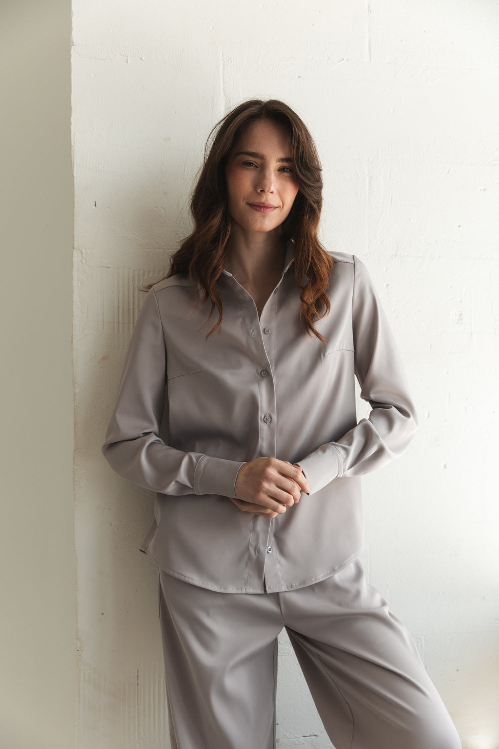 Gris elegante traje de ajuste suelto