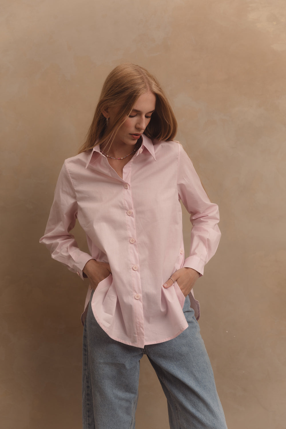 Chemise en coton rose avec boutons fonctionnels sur les côtés