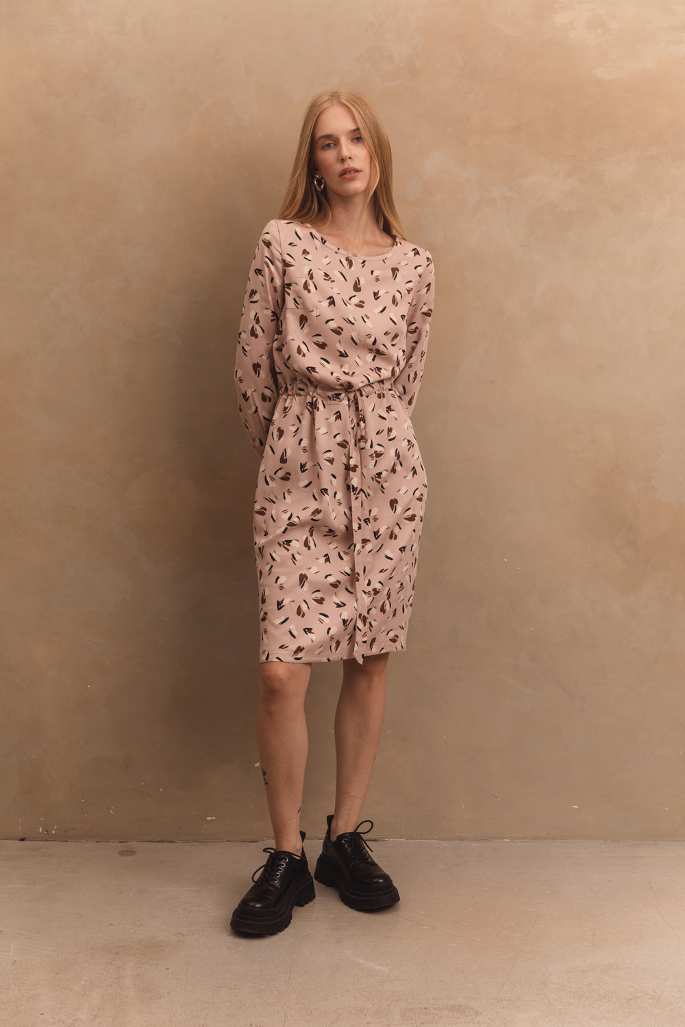 Beige gerades Kleid mit Gürtel