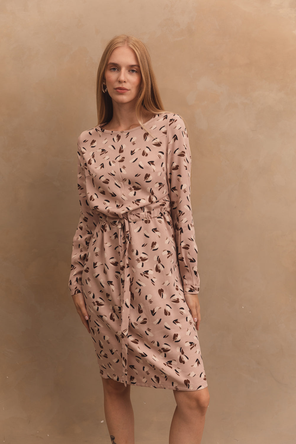 Beige gerades Kleid mit Gürtel