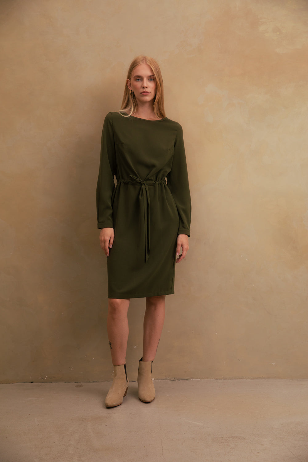 Straight dress with belt in "Khaki" color