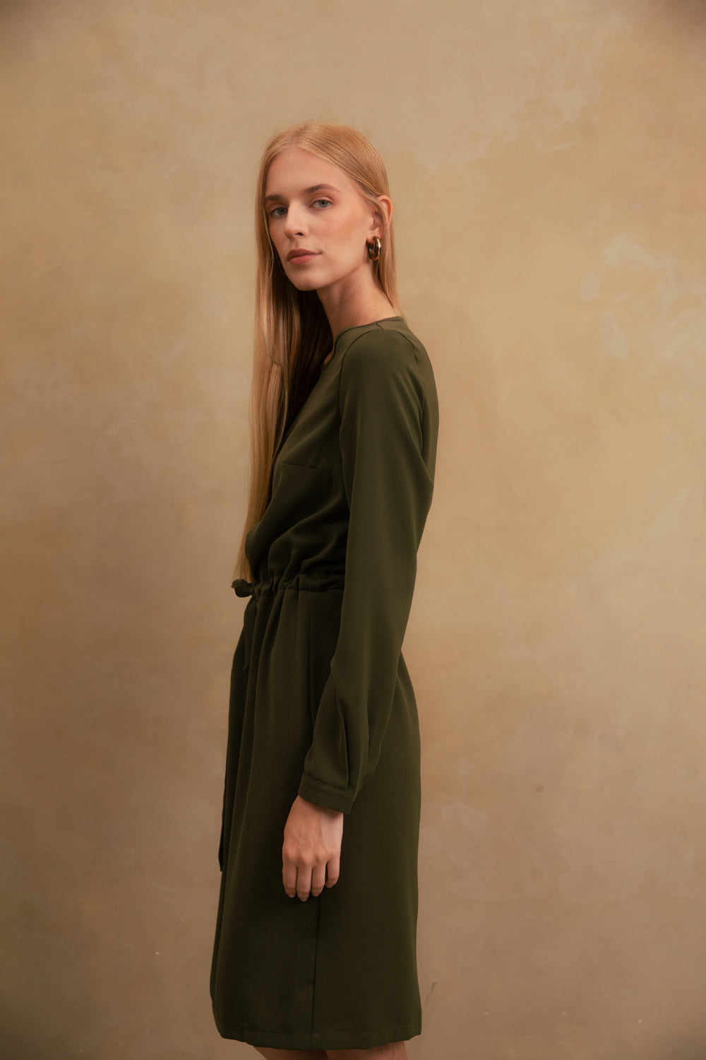 Straight dress with belt in "Khaki" color