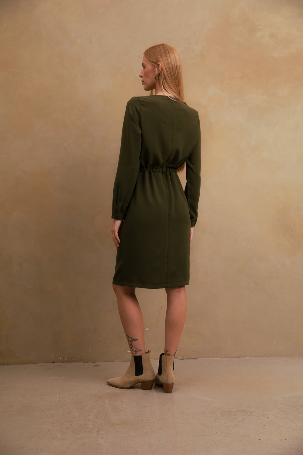 Straight dress with belt in "Khaki" color