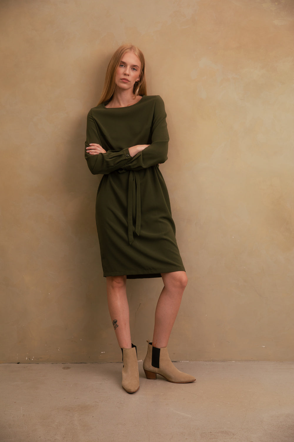 Straight dress with belt in "Khaki" color