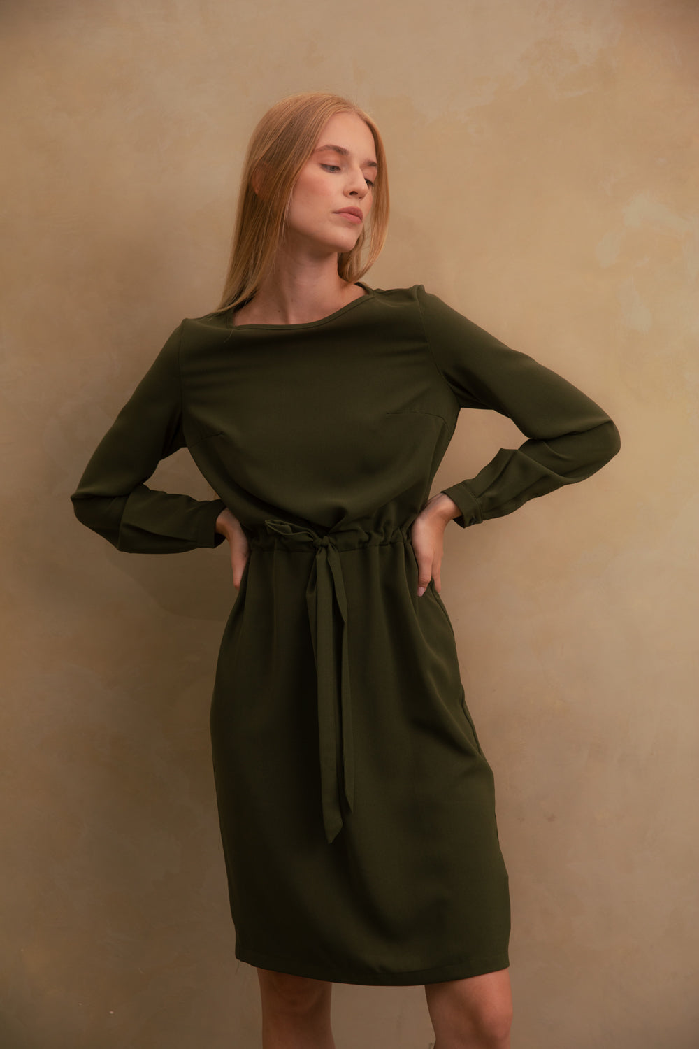 Straight dress with belt in "Khaki" color