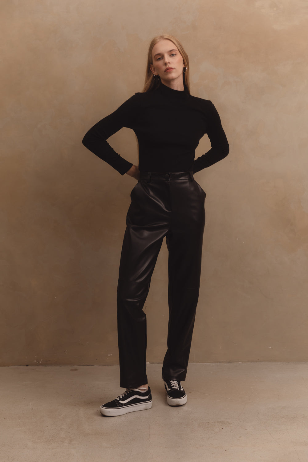 Pantalon droit noir en éco-cuir