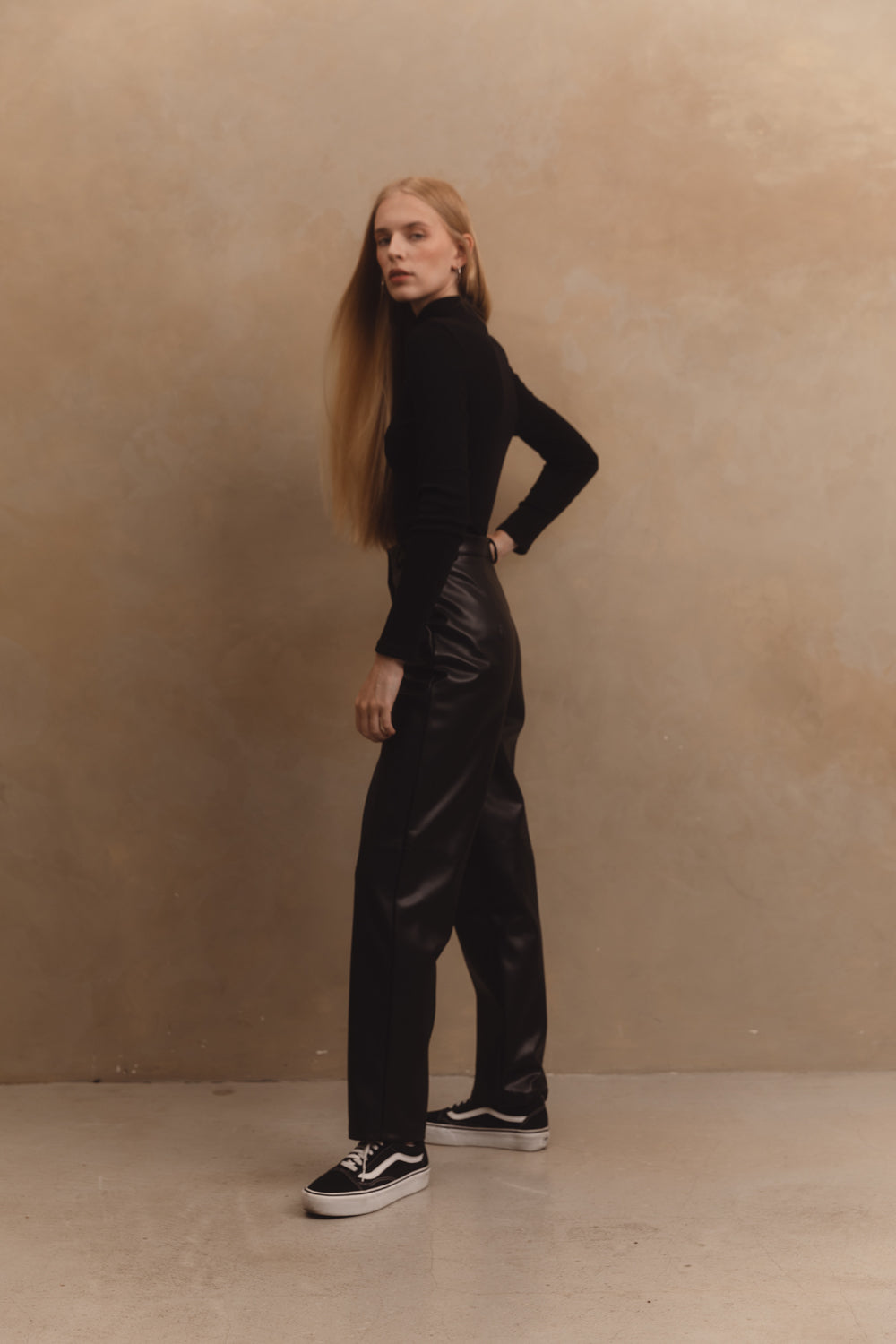 Pantalon droit noir en éco-cuir