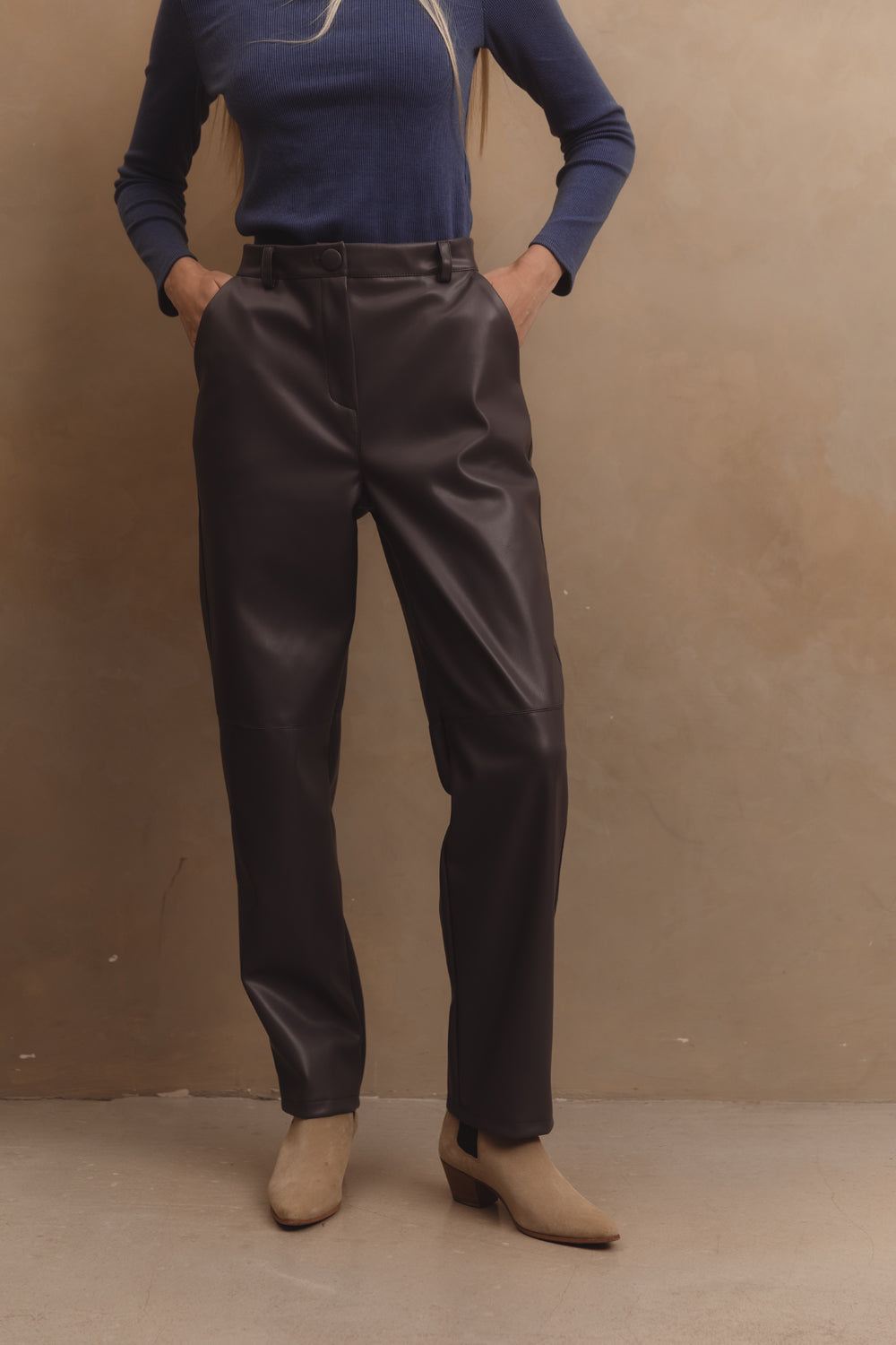 Eco-leather straight-leg trousers in "Graphite" color