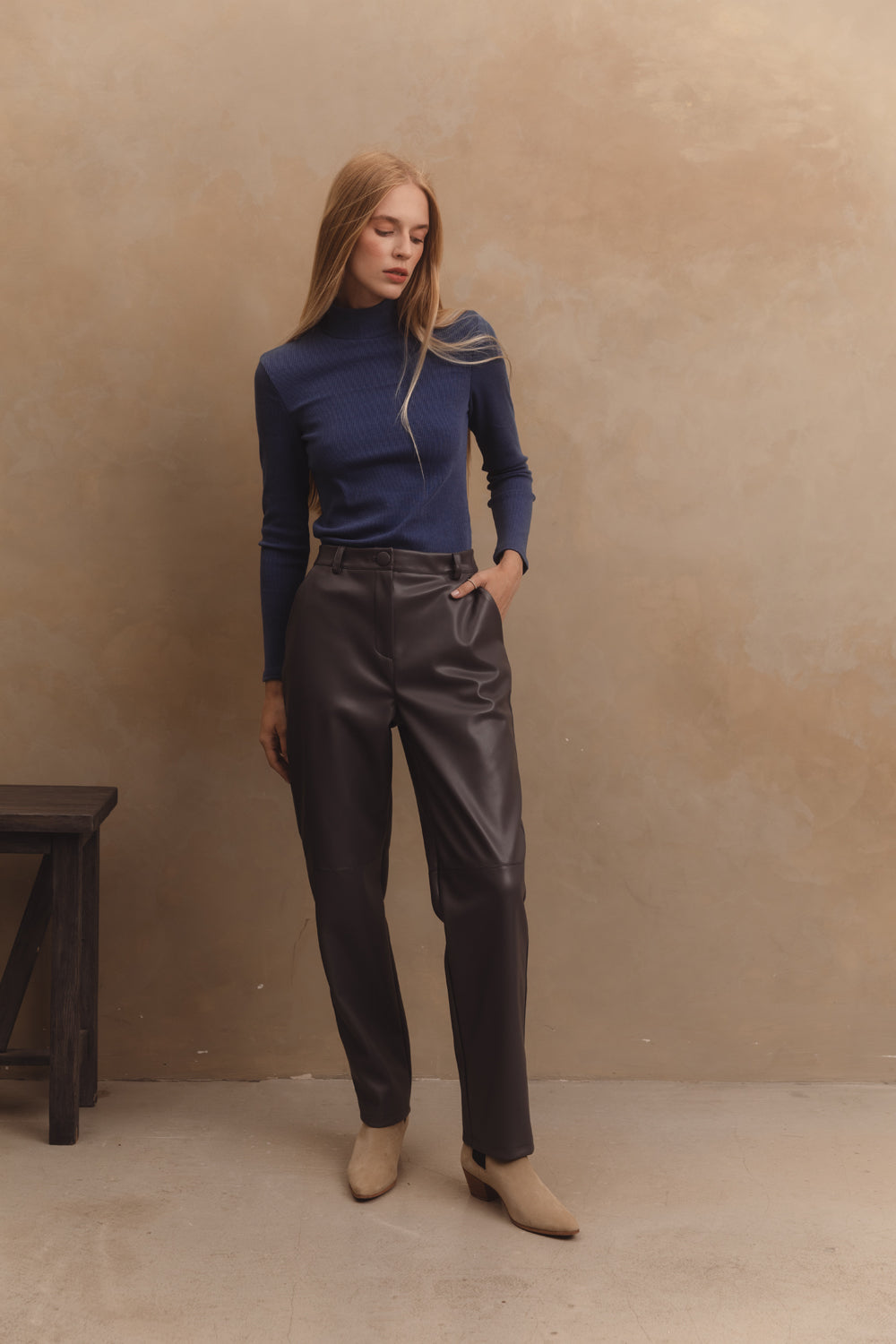 Eco-leather straight-leg trousers in "Graphite" color