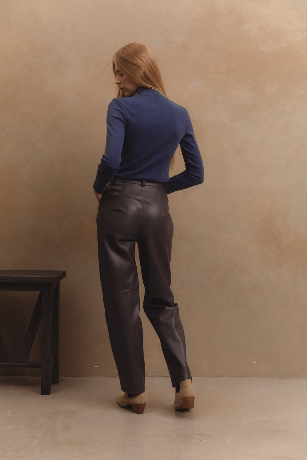 Eco-leather straight-leg trousers in "Graphite" color