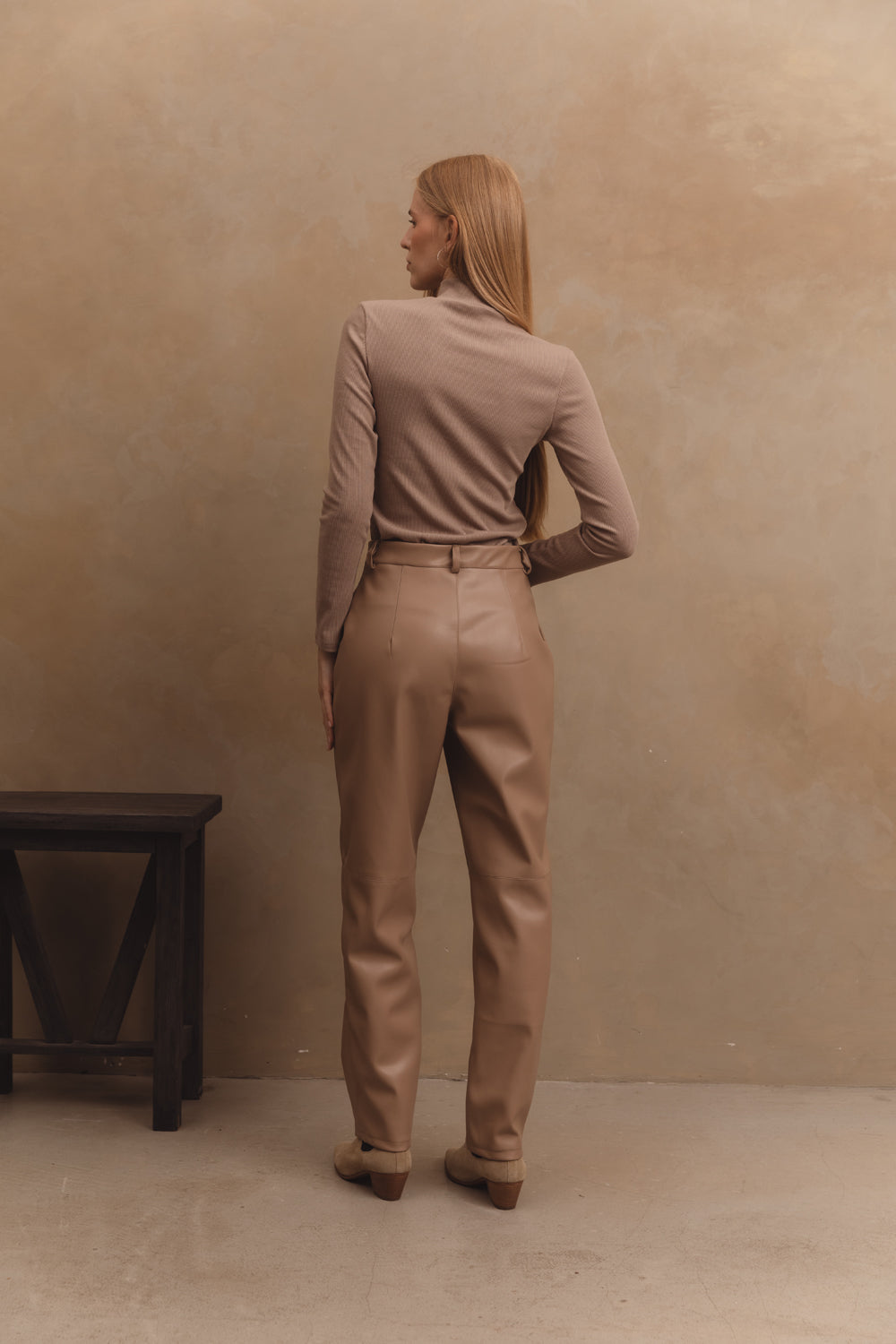 Pantalon droit en éco-cuir beige