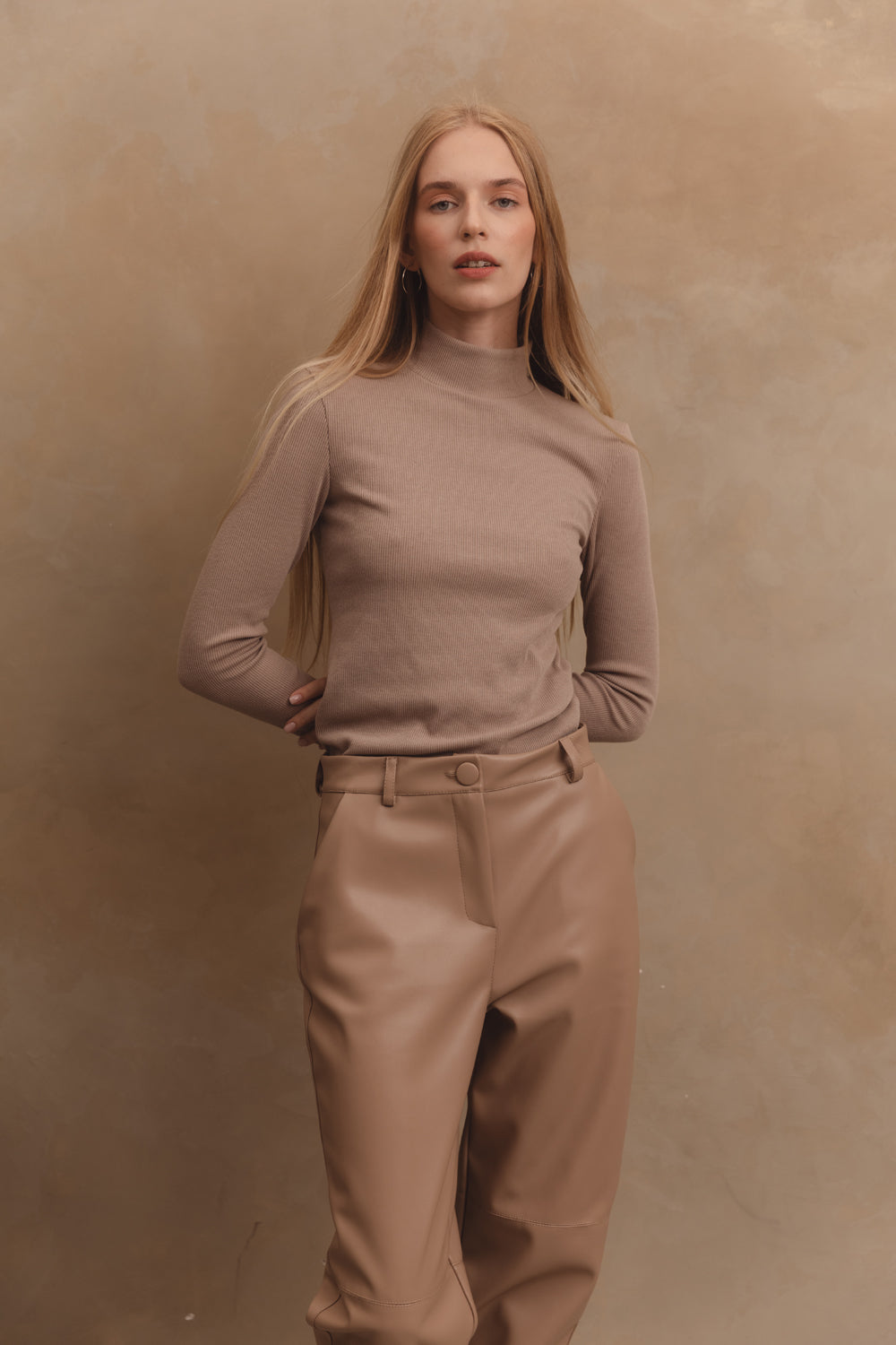 Pantalon droit en éco-cuir beige