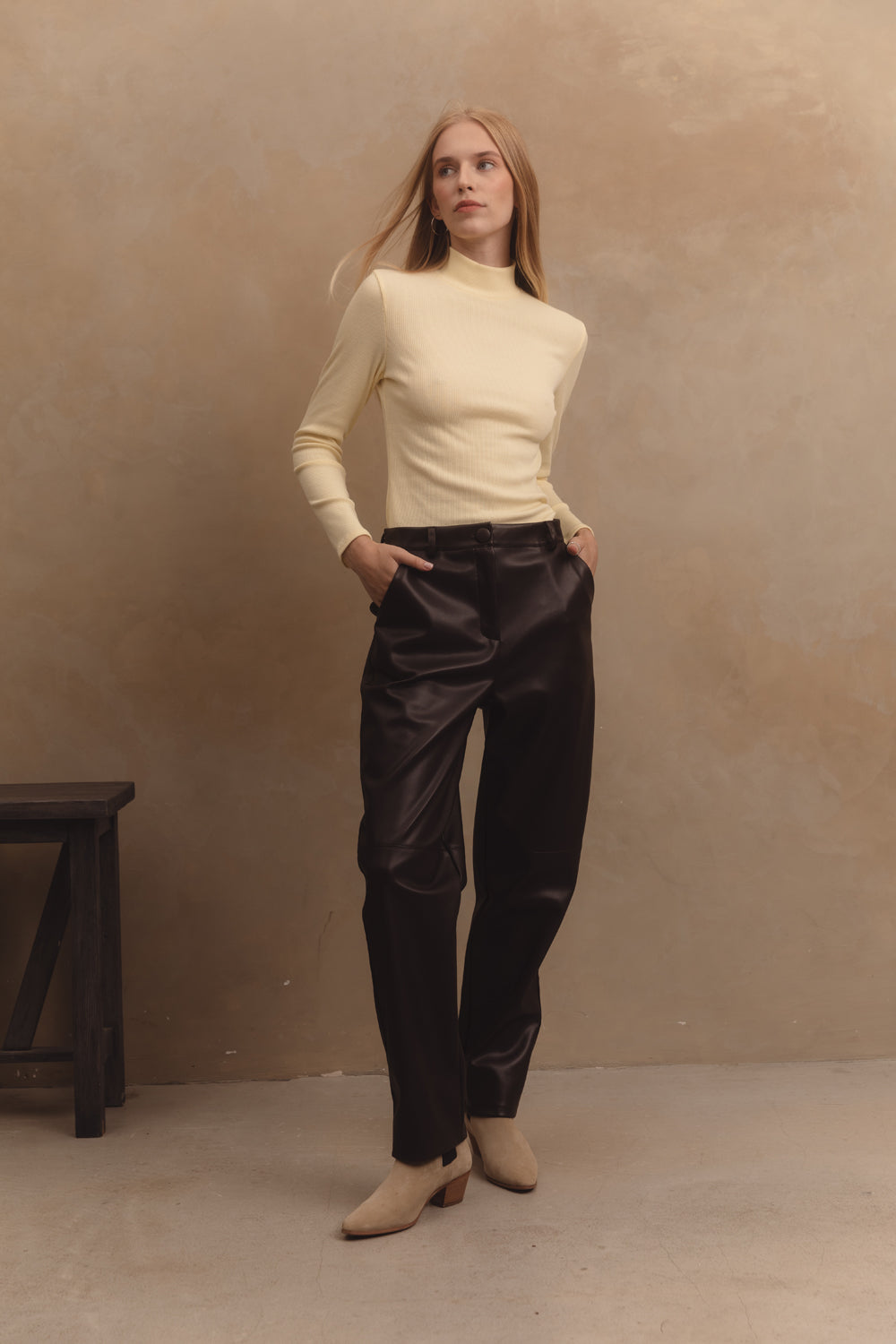 Pantalon droit éco-cuir de couleur "Chocolat"