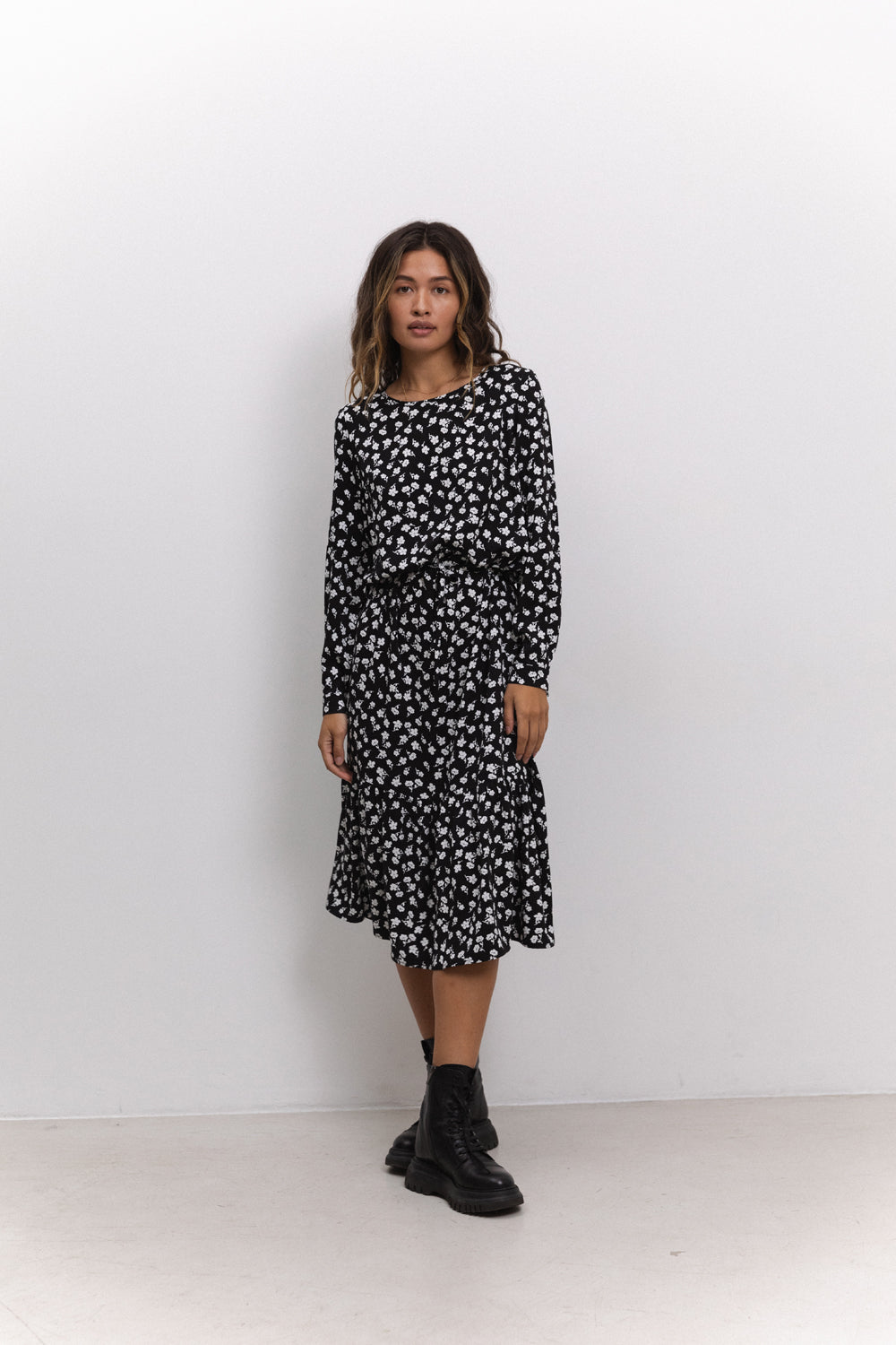 Robe midi noire ras du cou