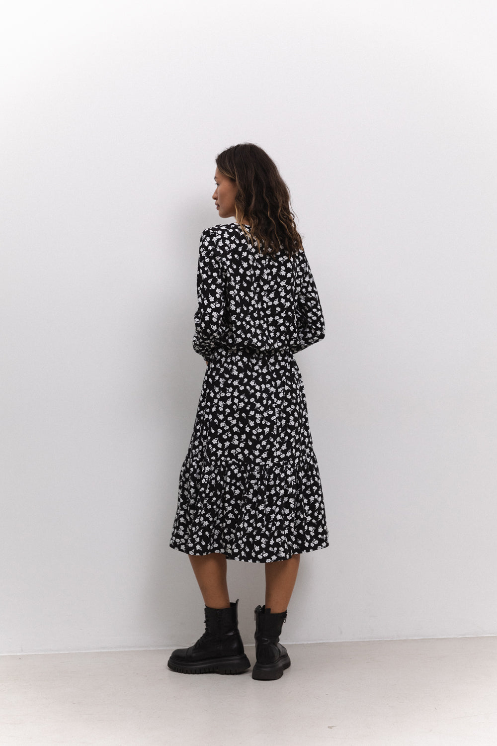 Robe midi noire ras du cou