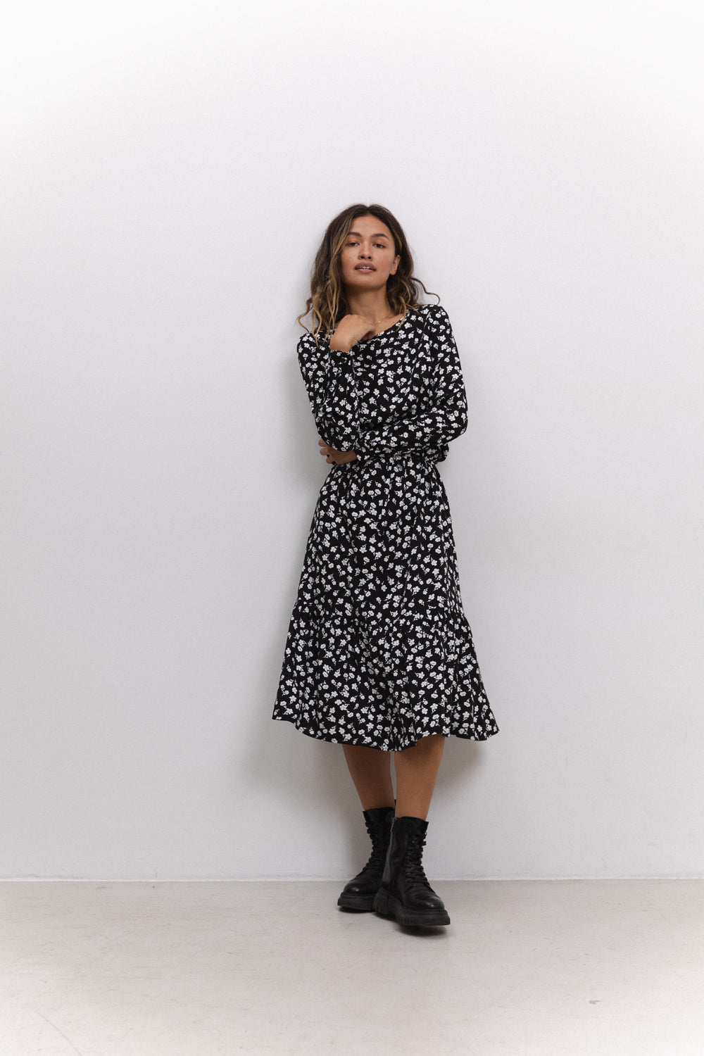 Robe midi noire ras du cou