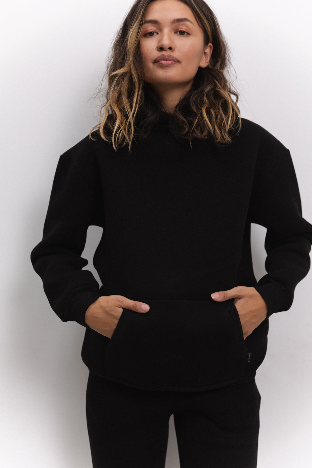 Sudadera negra con capucha