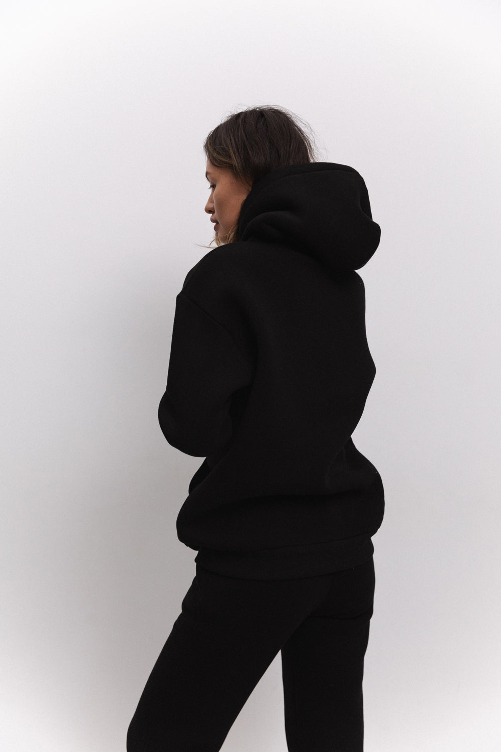 Sudadera negra con capucha