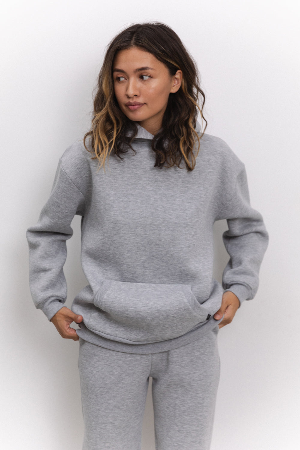 Sweat gris avec capuche