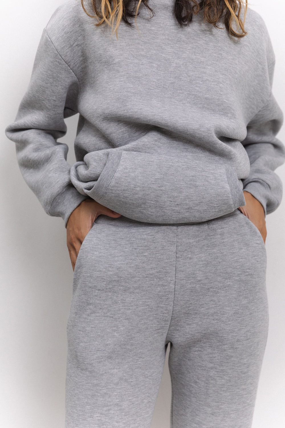 Sudadera gris con capucha