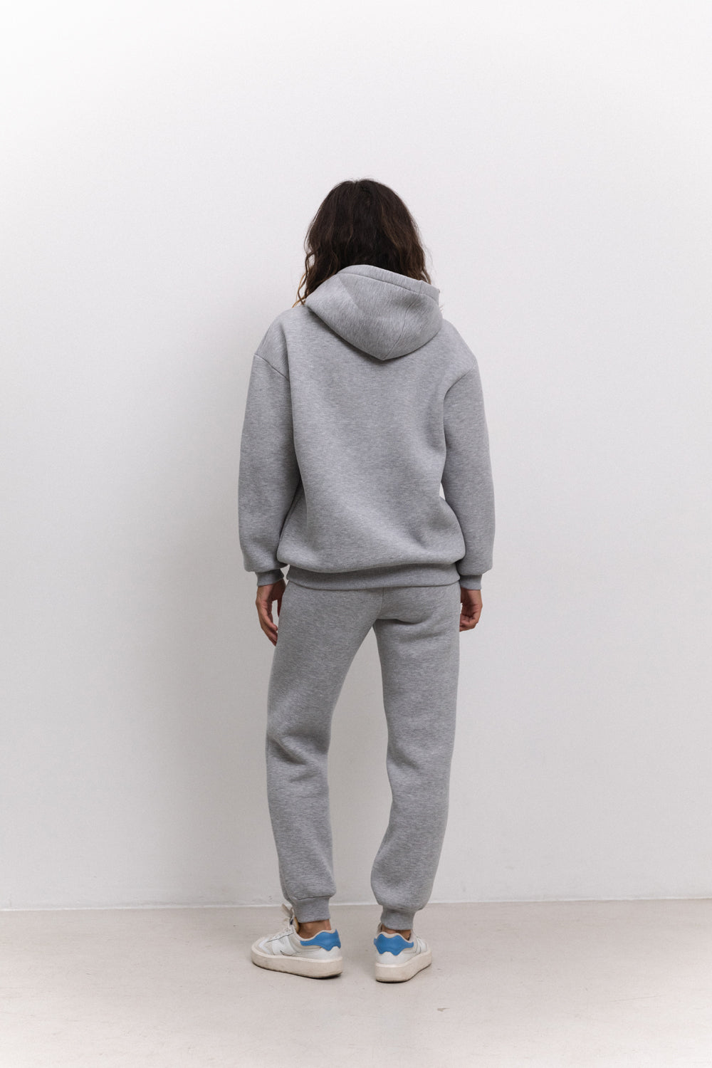 Sudadera gris con capucha