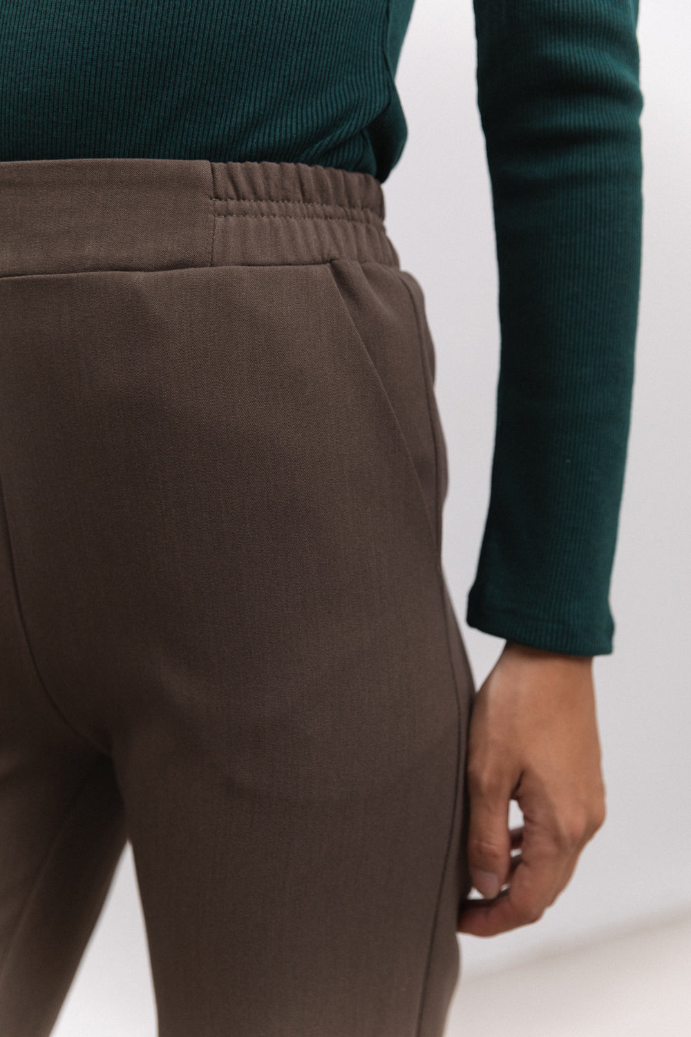 Pantalon avec poches de couleur noisette