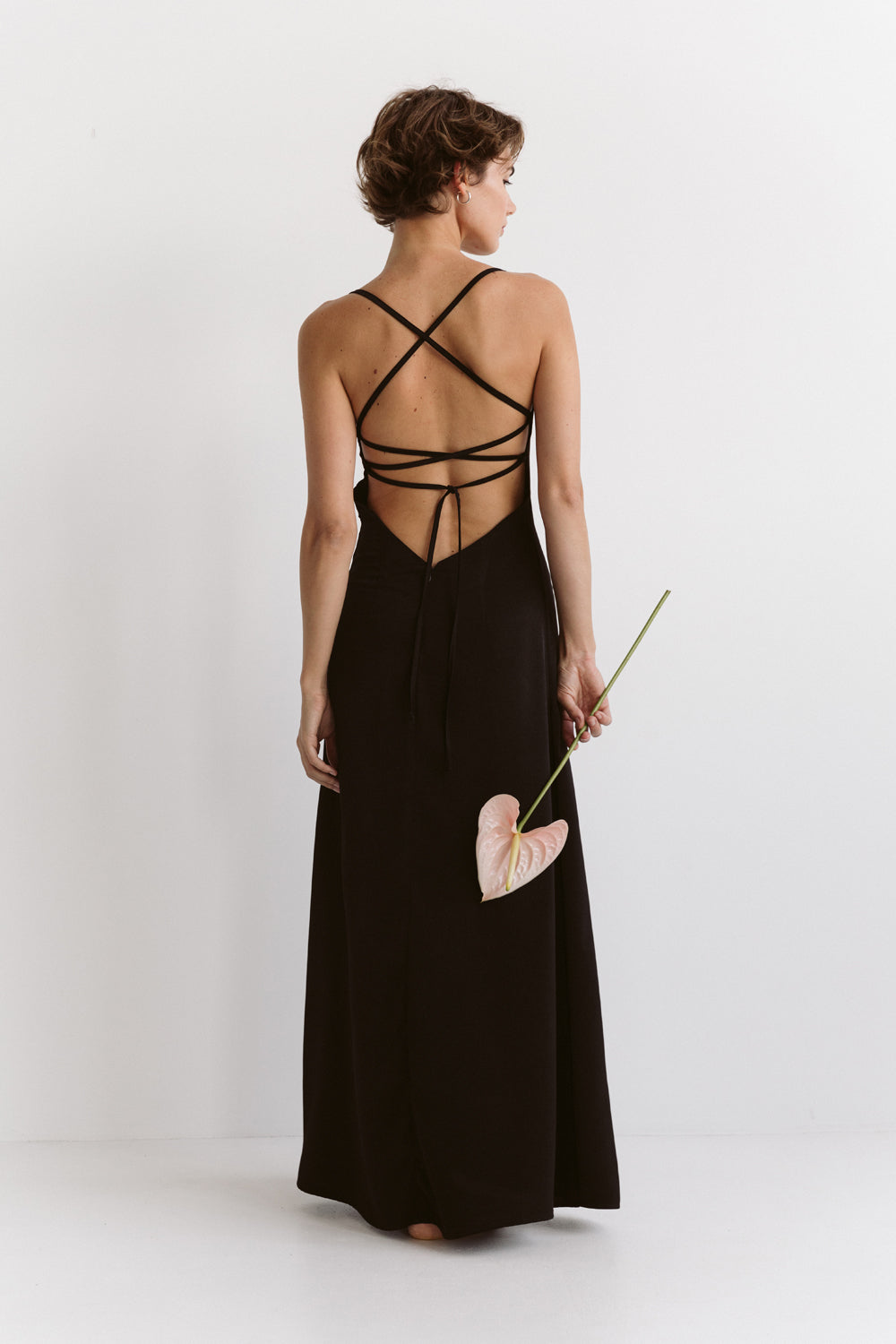 Robe satin de manque dans le style lin avec dos ouvert