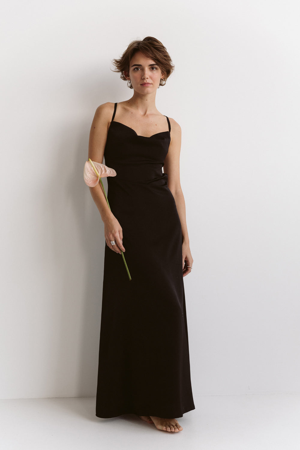 Robe satin de manque dans le style lin avec dos ouvert