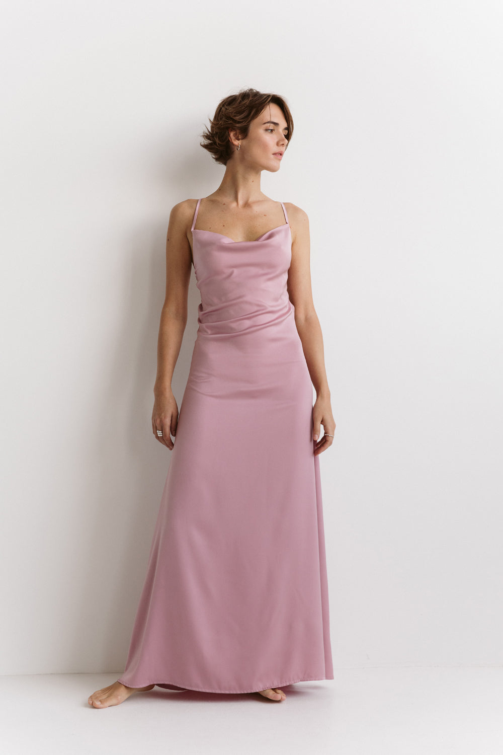 Satin dress in linen style with an open back in the color "Powder"