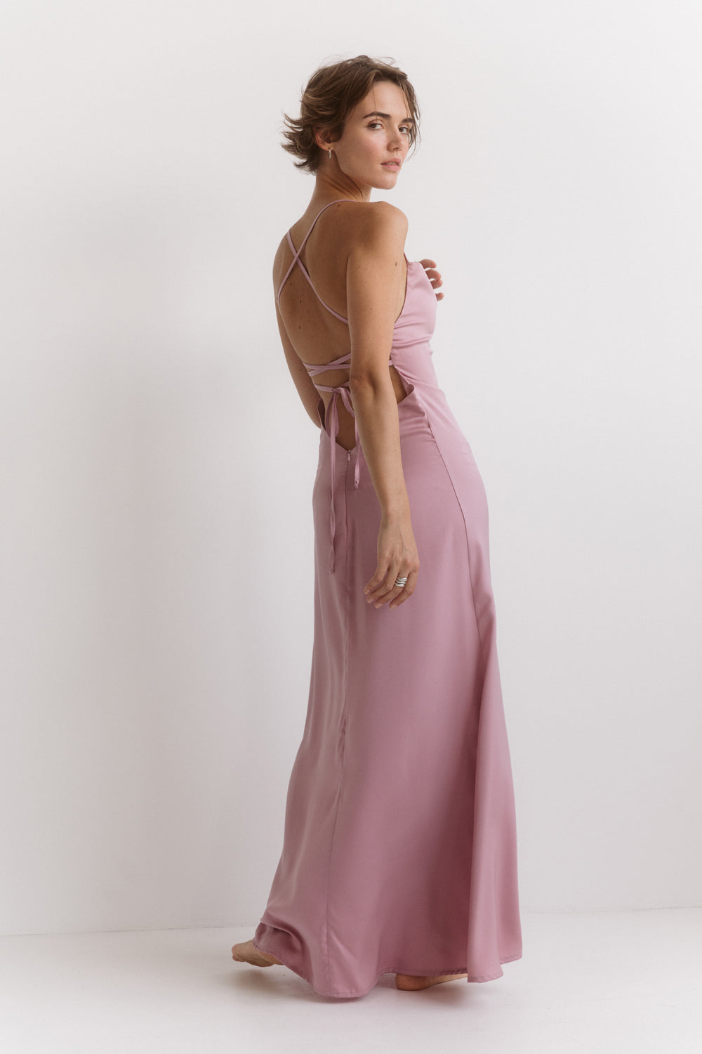 Satin dress in linen style with an open back in the color "Powder"