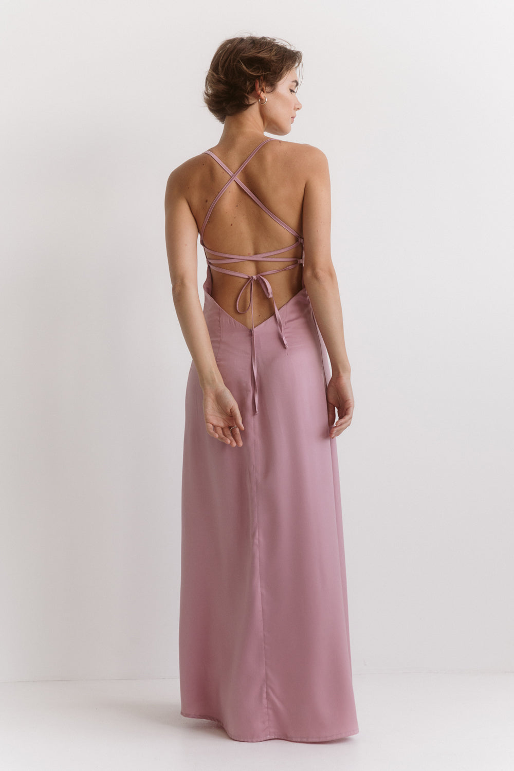 Satin dress in linen style with an open back in the color "Powder"