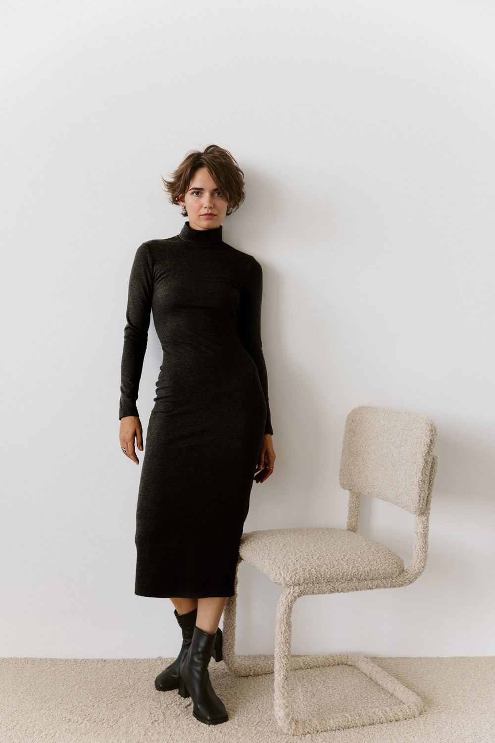 Robe midi noire Silhouette à manches longues