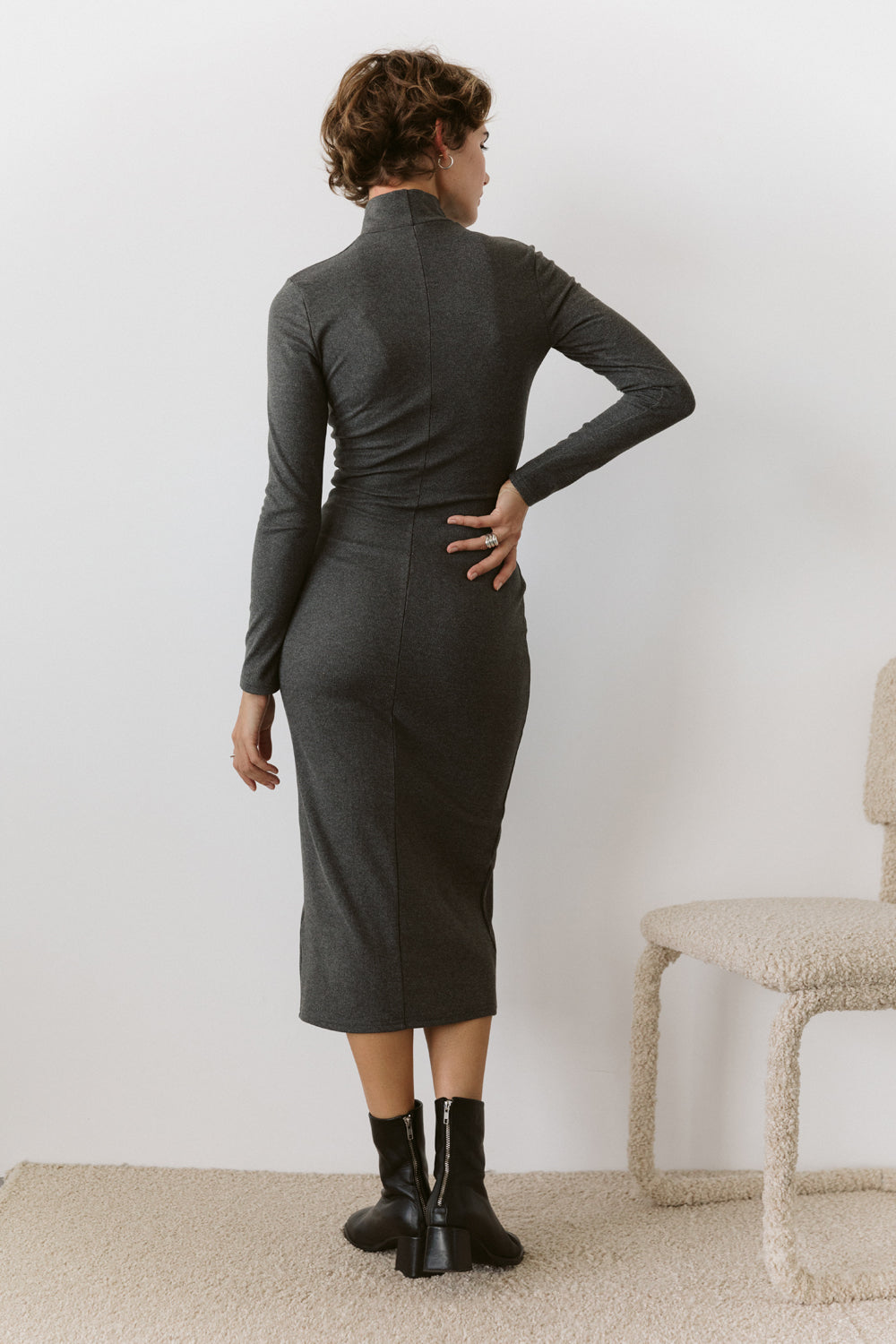 Robe midi silhouette à manches longues de couleur graphite