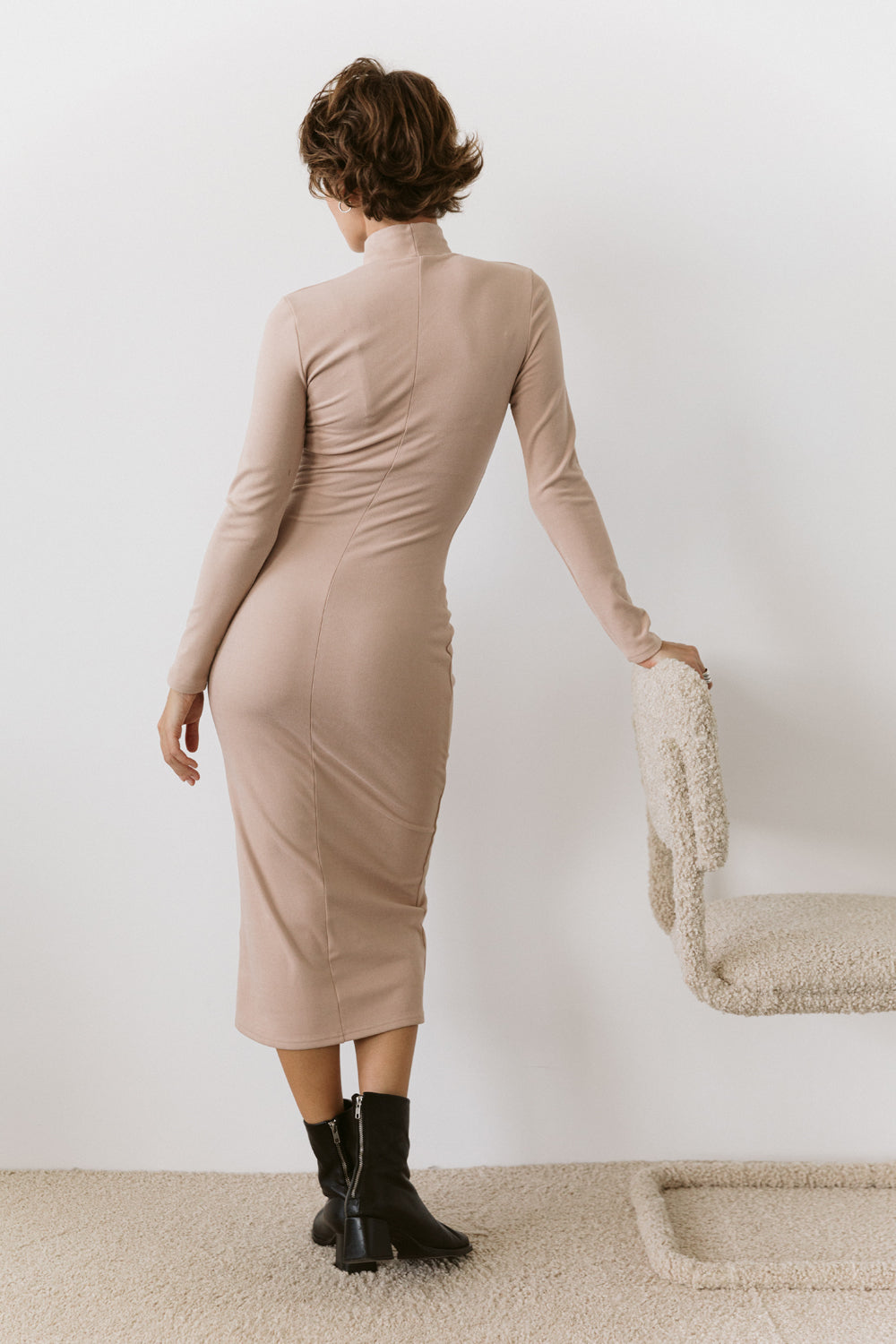 Vestido midi beige de manga larga con silueta