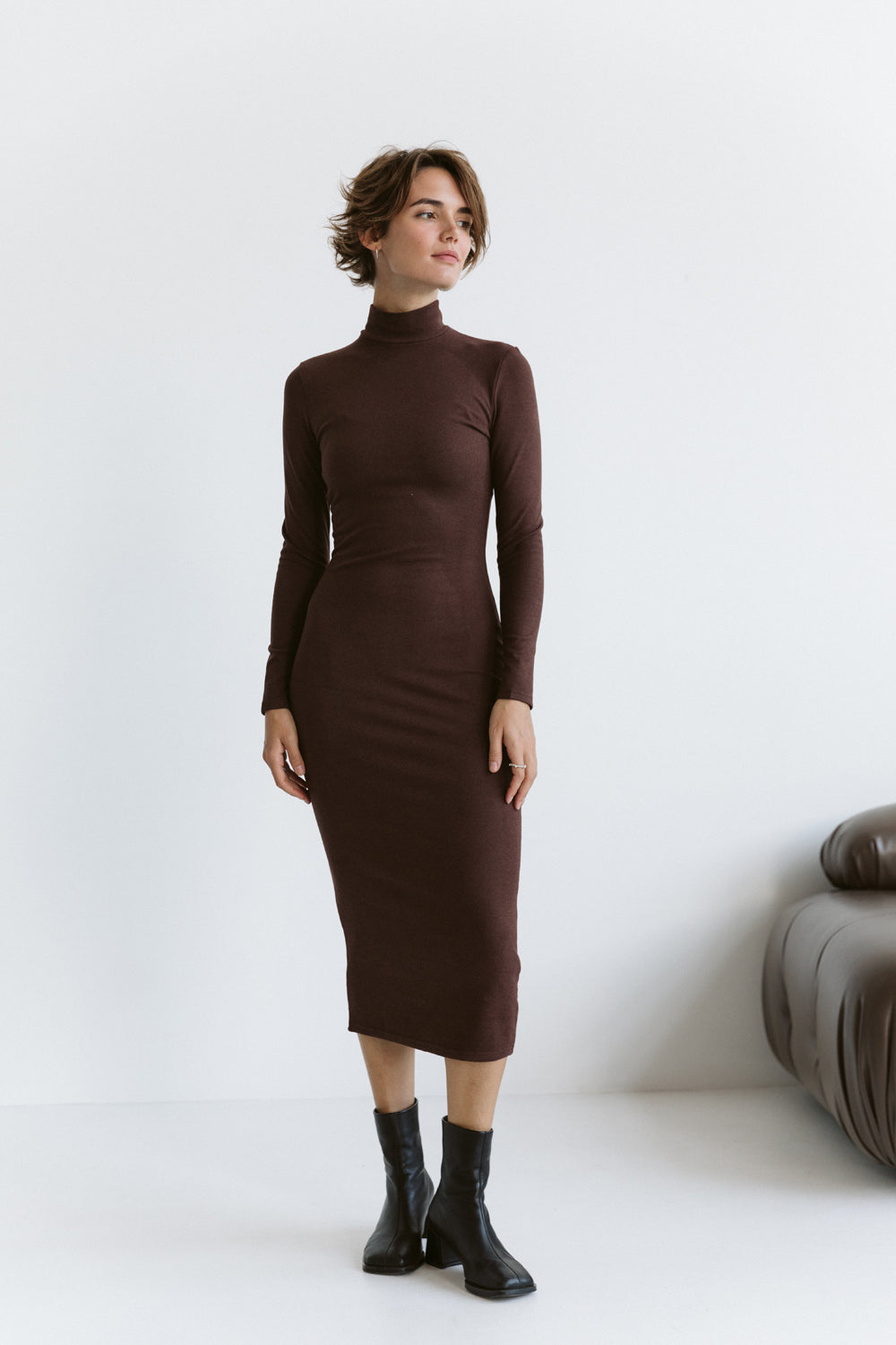 Schokoladen-Midi kleid mit langen Ärmeln Silhouette