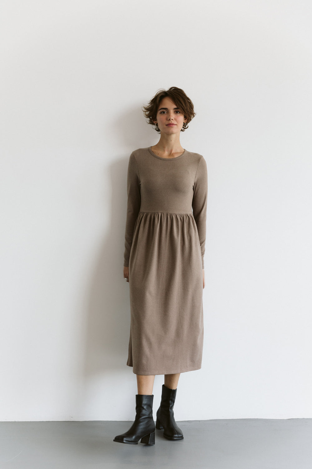 Kleid mit hoher Taille in Haselnuss farbe