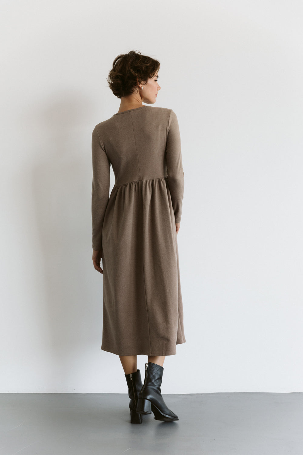 Kleid mit hoher Taille in Haselnuss farbe