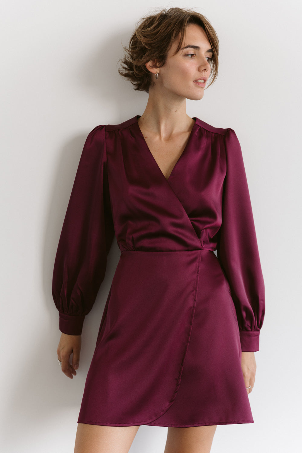 Elegant dress with an elasticated waist in burgundy