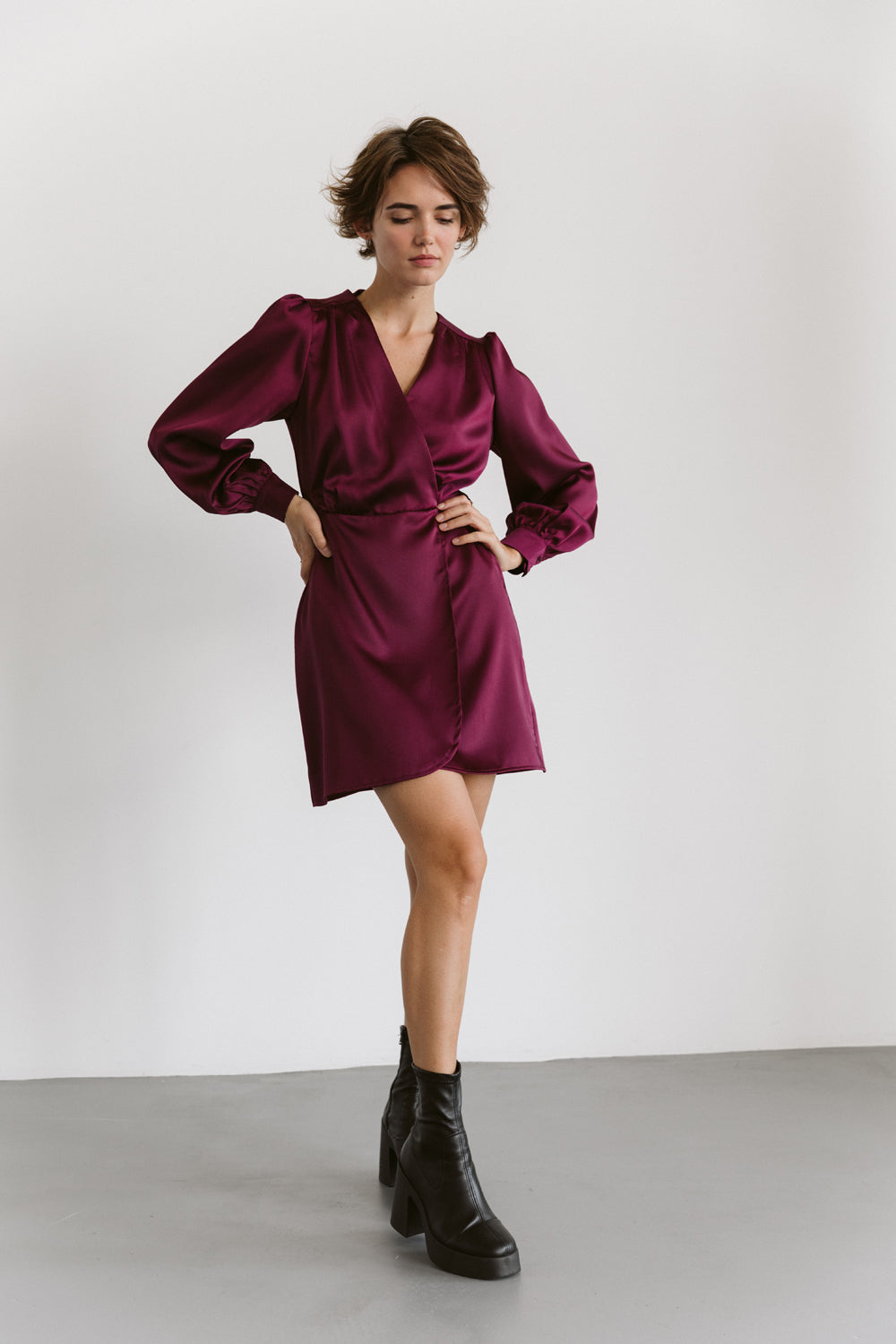 Elegant dress with an elasticated waist in burgundy