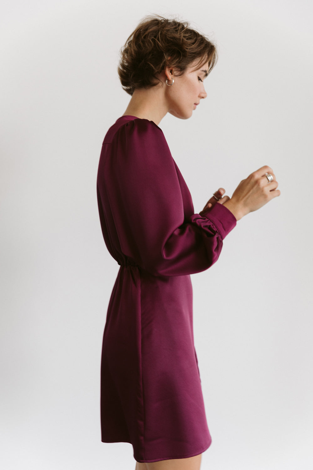 Robe élégante avec taille élastiquée en bordeaux