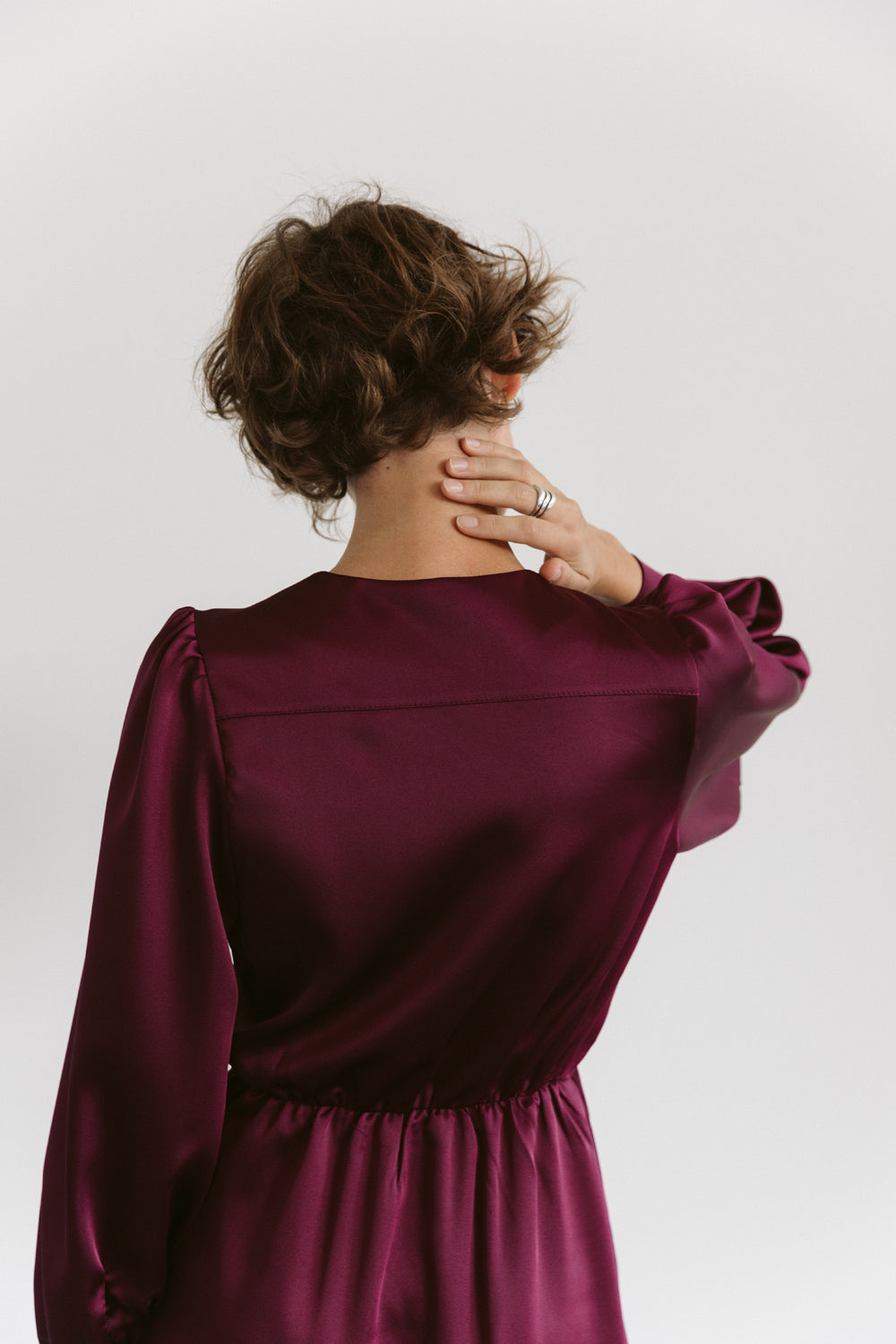 Robe élégante avec taille élastiquée en bordeaux